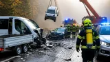 Nebelunfall auf der L222 bei Tamsweg: Kleinbus mit Anhänger verkeilt sich mit zwei Pkw