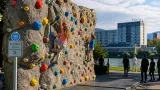 Neue kostenlose Boulderwand an der Drau macht Villach um Freizeitangebot reicher