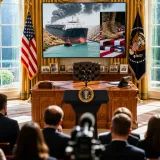 Trump verharmlost Krieg mit Iran – USA verlieren 18 Soldaten, Straße von Hormus blockiert
