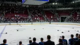 Rund 50 Kinder probierten in Salzburg beim „Eishockey 1x1“ erstmals das Eis aus