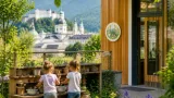 Stadt-Kindergarten Froschheim als erster Salzburgs mit „Natur im Garten“-Plakette ausgezeichnet