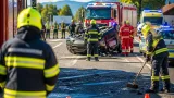 Unfall in Zeltweg: Zwei Pkw kollidieren an Kreuzung, ein Fahrzeug überschlägt sich
