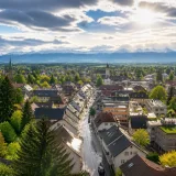 Gewitterwarnung blieb lokal aus — Wochenende bringt Sonnenschein und mildere Temperaturen