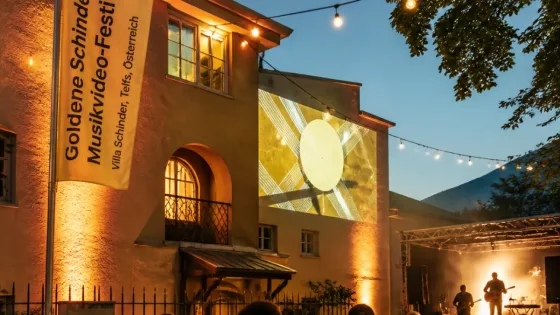 Telfs als Festivalspielort: „Goldene Schindel“ bringt Musikvideo-Kunst und lokale Acts in die Villa Schindler