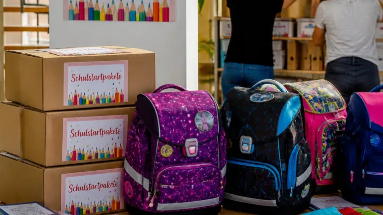 Amstetten: AK Niederösterreich übergibt Schulstartpakete an Frauenhaus