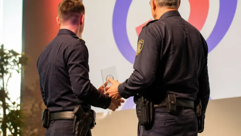 Eferding: Zwei Polizisten für lebensrettenden Einsatz an B134 mit Ö3-Preis geehrt