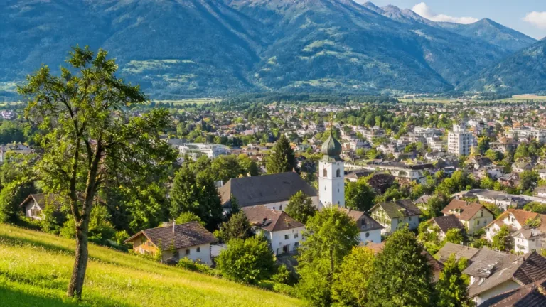 Fahrerflucht in Rankweil: Zehnjähriger Bub bei Kollision mit unbekanntem PKW verletzt