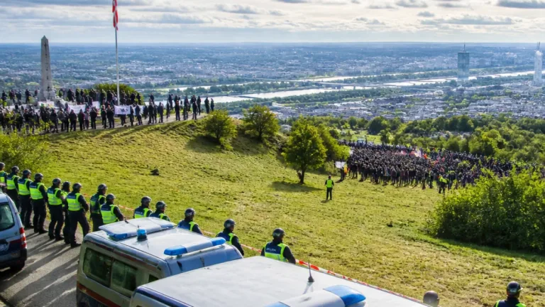 Identitäre Kundgebung am Kahlenberg löst Gegenproteste und erhöhten Polizeieinsatz aus