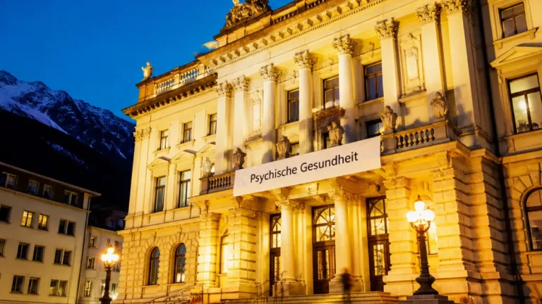 Innsbruck: Landhaus leuchtet gelb – ein Monat sichtbares Zeichen für psychische Gesundheit