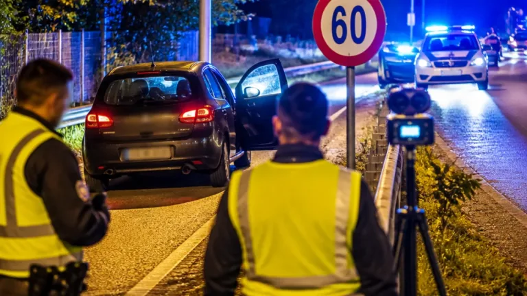 Jugendlicher in Steyr mit 150 km/h in 60er‑Zone geblitzt – Wagen beschlagnahmt
