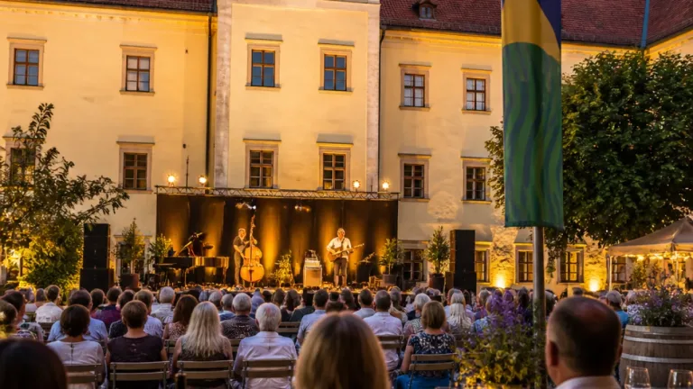 Leibnitz bereitet sich auf das Jazz & Wein‑Festival am Schloss Seggau vor