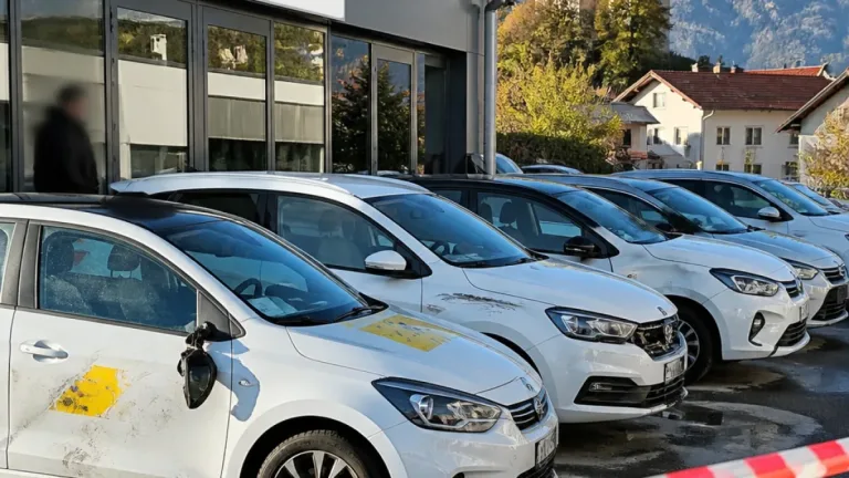 Mehrere Pkw eines Autohauses in Hall in Tirol und Innsbruck beschädigt