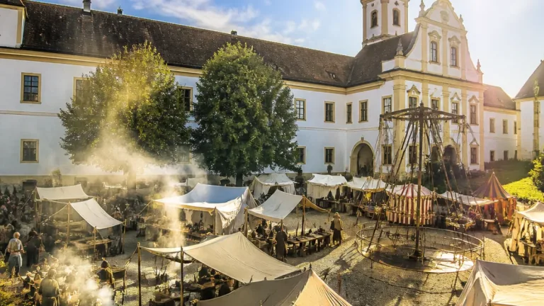 Mittelaltermarkt belebt Fürstenfeld: Tausende Besucher, rund 70 Händler am Klosterareal