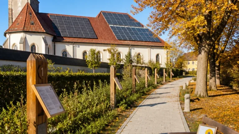 Neunkirchen: Pfarre der Minoriten erhält kirchlichen Umweltpreis für Themenweg und PV-Ausbau