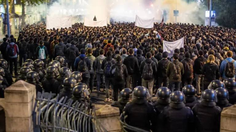 Aus Schülerprotest wird Massenaufstand: Gewalt, Tausende Festnahmen und politische Schuldzuweisungen in Frankreich