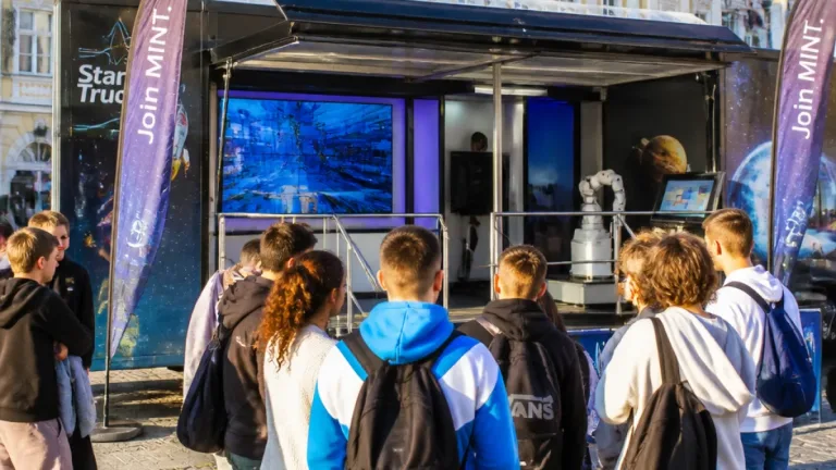 „Star Truck“ kommt nach Linz: Mobile Technik-Erlebniswelt für junge Berufsstarter