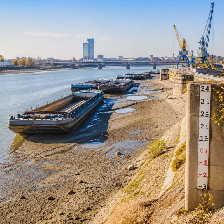Rhein in NRW erreicht erneut Rekord-Tiefstände – Schifffahrt weiter stark eingeschränkt