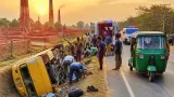 বগুড়ায় স্কুলবাস খাদে পড়ে ছাত্রী নিহত, আহত ১০
