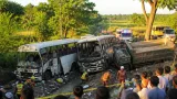 বরগুনা থেকে যাত্রীবাহী বাসের ট্রাক সংঘর্ষে কোনো বরগুনা যাত্রী নিহত হয়নি, ১৪ জনের মৃত্যু