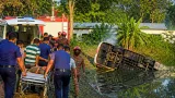 ঢাকা-তেঁতুলিয়া রুটে বাস নিয়ন্ত্রণ হারিয়ে পুকুরে, শিশুসহ ১৯ আহত