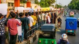 কুষ্টিয়া মেডিকেল কলেজের সামনে ফুটওভার ব্রিজ দাবিতে মানববন্ধন, নিরাপত্তা ঝুঁকির আলোকচিত্র