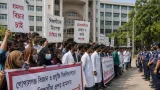 ময়মনসিংহে ভেটেরিনারিয়ানদের ওপর হামলার প্রতিবাদে গোবিপ্রবির শিক্ষক-ছাত্রদের মানববন্ধন