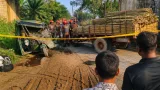 নলডাঙ্গায় চলন্ত ভ্যান থেকে ছিটকে পড়ে পাটবোঝাই ট্রলির চাকায় নারী নিহত