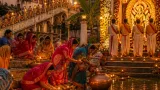 প্রাচীন রীতি রক্ষা করে চাঁচল রাজবাড়ির পুজো; শেষ সন্ধ্যায় সংখ্যালঘুদের হাতে দেবীর ‘আলো দেখানো’
