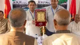 রাজশাহী মহানগর যুবদল কেন্দ্রীয় সভাপতি-সাধারণ সম্পাদককে সম্মাননা স্মারক প্রদান করেছে