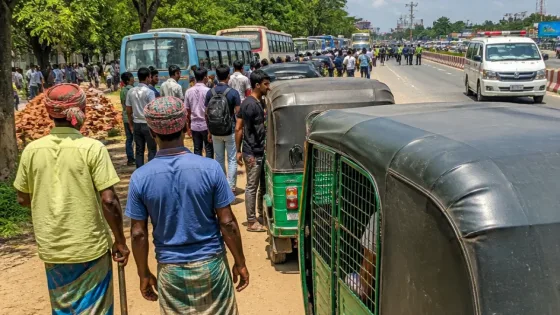 অটোরিকশা–বাস সংঘর্ষের প্রতিবাদে নওগাঁর অভ্যন্তরীণ রুটে অনির্দিষ্টকালের ধর্মঘট