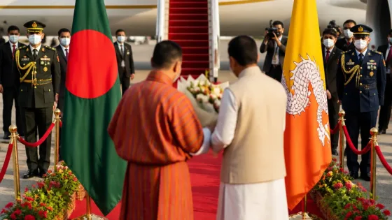 ভুটানের সম্রাটের যাত্রাবিরতিতেই সৌখিন বৈঠক: রাষ্ট্রপতির সঙ্গে বিমানবন্দর সাক্ষাৎ