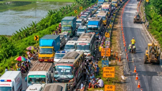 ঢাকা-চট্টগ্রাম মহাসড়কে সংস্কারের কারণে ৩০ ঘণ্টা; প্রায় ৪০ কিলোমিটার স্থবিরতা ও প্রাণহানি