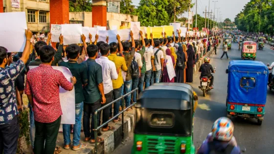 কুষ্টিয়া মেডিকেল কলেজের সামনে ফুটওভার ব্রিজ দাবিতে মানববন্ধন, নিরাপত্তা ঝুঁকির আলোকচিত্র