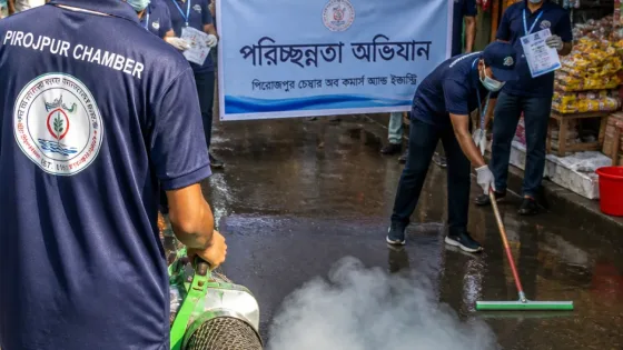 পিরোজপুরে মাসব্যাপী পরিচ্ছন্নতা অভিযান শুরু: চেম্বার নেতৃত্বে বাজারে মশা নিধন ও সচেতনতা কর্মসূচি