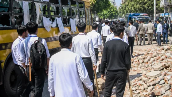 সাইন্সল্যাবে বাসে ইট ছোড়া-কে কেন্দ্র করে ঢাকা ও আইডিয়াল কলেজ ছাত্রদের সংঘর্ষ, কয়েকজন আহত