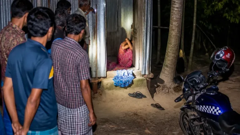 বাউফলে গৃহবধূর ঘরে আপত্তিকর অবস্থায় যুব জামায়াত নেতাকে আটক