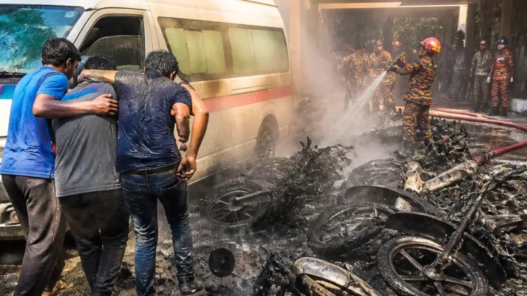 বাগেরহাট জেলা হাসপাতালে গ্যাস লিকেজে অ্যাম্বুলেন্সে আগুন; চালক দগ্ধ, ৮ মোটরসাইকেল পুড়ে গেছে