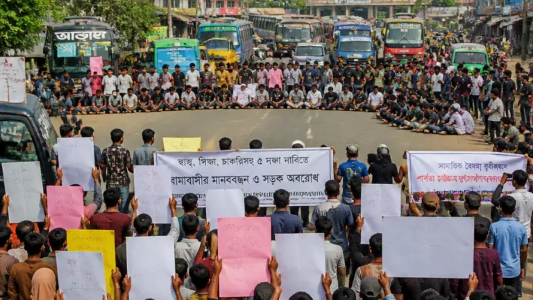 বান্দরবান জেলা পরিষদে লামার প্রতিনিধিত্ব না থাকায় বিক্ষোভ ও সড়ক অবরোধ