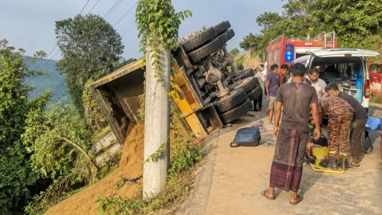 বান্দরবানে ডাম্প ট্রাক উল্টে চালক নিহত; সহকারী হাসপাতালে ভর্তি