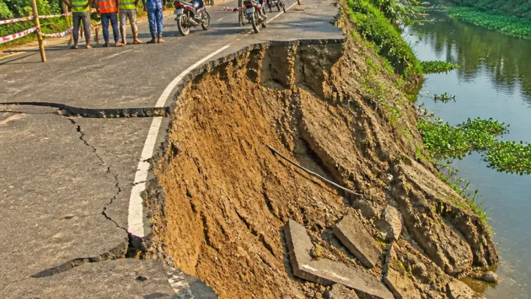 বরগুনা: আমতলী-গাজীপুর সড়কে ধসে পড়া ২০০ মিটার, ঠিকাদারি অনিয়মের অভিযোগ