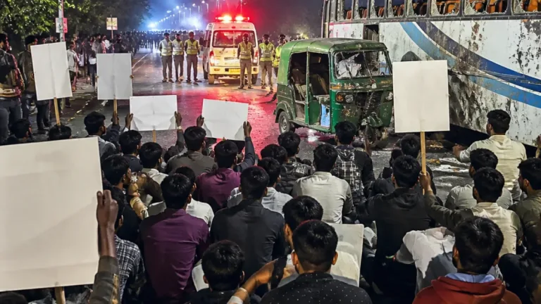 বরিশাল-কুয়াকাটা মহাসড়ক তিন ঘণ্টা বন্ধ: বিশ্ববিদ্যালয় শিক্ষার্থীর আহত হওয়া নিয়ে বিক্ষোভ