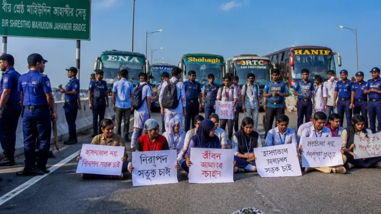 বরিশালে বাসের ধাক্কায় মাদরাসা শিক্ষিকার মৃত্যু, নিরাপদ সড়কের দাবিতে শিক্ষার্থীদের অবরোধ