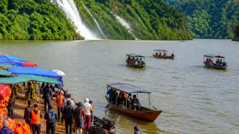বর্ষায় ঝর্ণার প্রাণে তাজা রাঙ্গামাটি: পর্যটক আগমনে সজীব স্থানীয় অর্থনীতি