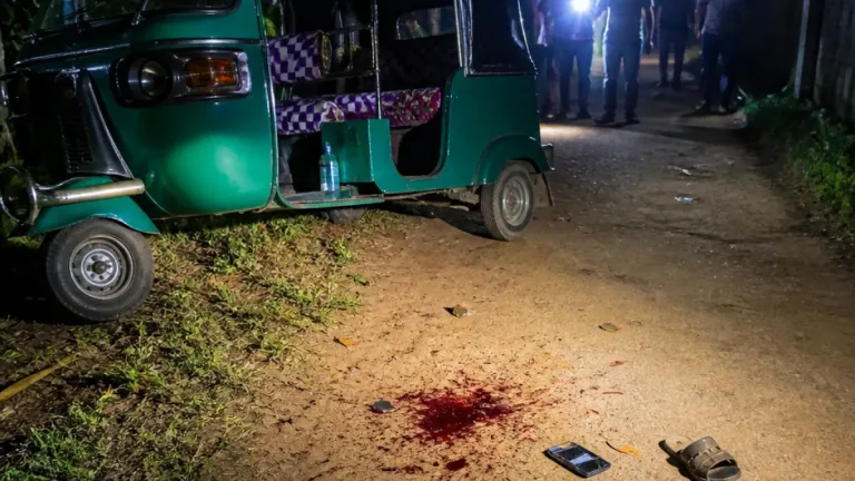 বেগমগঞ্জে সিএনজি চালককে জিম্মি করে টাকা-পাস ছিনতাই, পায়ে গুলি করে ছেড়ে দিলো দুর্বৃত্তরা