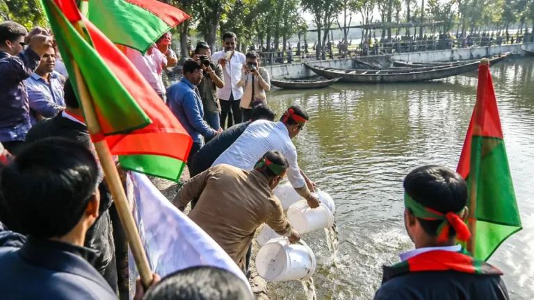 বিএনপির প্রতিষ্ঠাবার্ষিকীতে ঝালকাঠিতে সুগন্ধা নদীতে মাছের পোনা অবমুক্ত