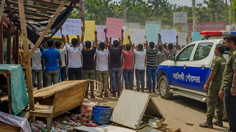 বিনা নোটিশে উচ্ছেদ: নরসিংদীর পাইকারদীতে ব্যবসায়ীদের মানববন্ধন, প্রকৌশলীসহ কর্মকর্তাদের বিরুদ্ধে অভিযোগ