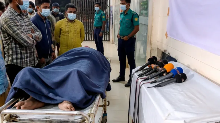 চেয়ারম্যান প্রার্থী হওয়ায় হামলার অভিযোগ: সিরাজগঞ্জ সদর হাসপাতালে আহত প্রার্থী, সংবাদ সম্মেলনে পরিবার ও দলীয় নেতা-কর্মীরা