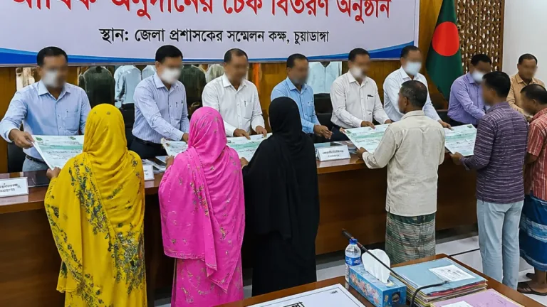 চুয়াডাঙ্গায় সড়ক দুর্ঘটনায় ক্ষতিপ্রাপ্ত ২০ পরিবারের মাঝে ৮২ লাখ টাকার চেক বিতরণ
