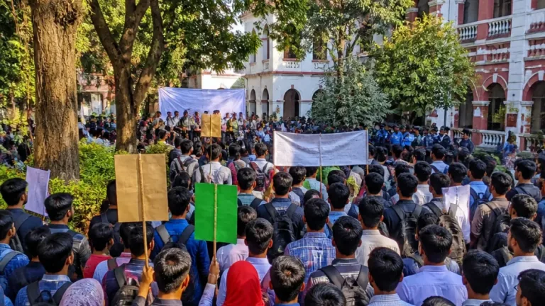 দিনাজপুর সরকারি কলেজে ছাত্রদলের বিক্ষোভ: নিষিদ্ধ ঘোষিত ছাত্রসংগঠনের কর্মকাণ্ড ও দ্রুত বিচার দাবিতে সমাবেশ