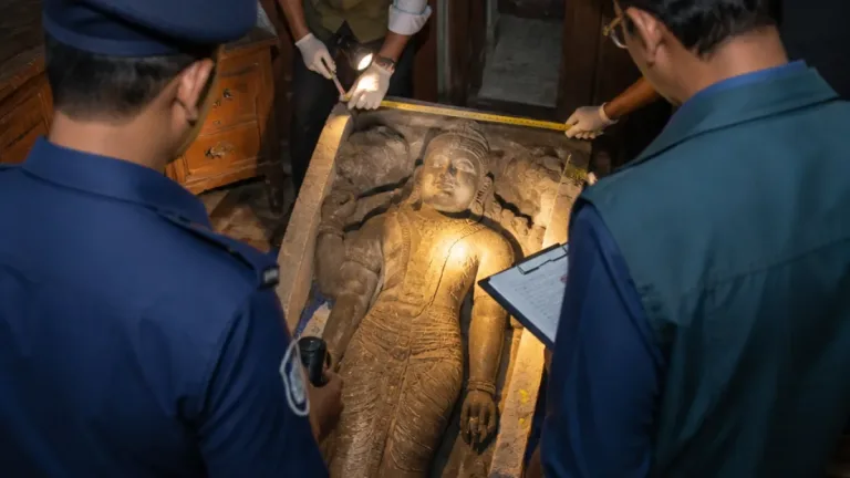 দিনাজপুরে ৩২ কেজির কষ্টিপাথরের বিষ্ণুমূর্তি উদ্ধার, একজন আটক